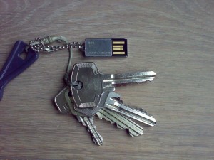 keychain_with_pico_c Super Talent Pico-C 8GB USB flash drive